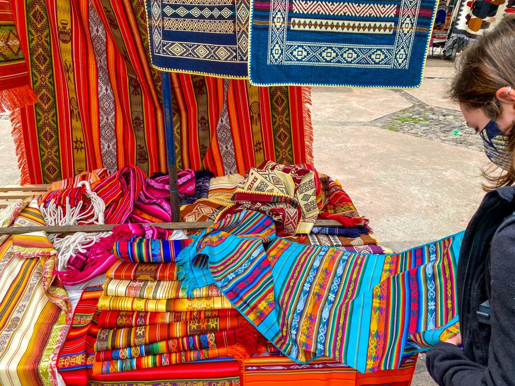 Il mercato di Otavalo e i suoi colori